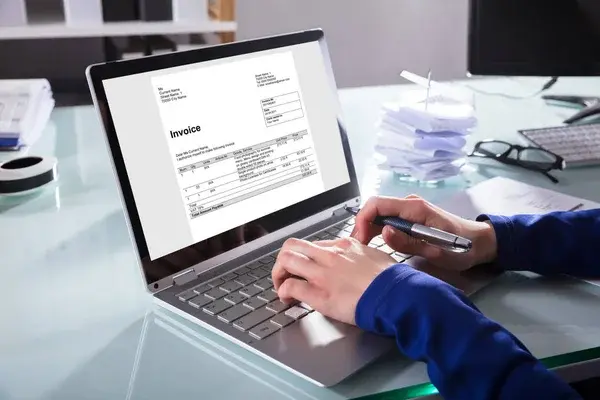 Imagen ilustrativa de facturación en una computadora, del sitio FacturaAquí